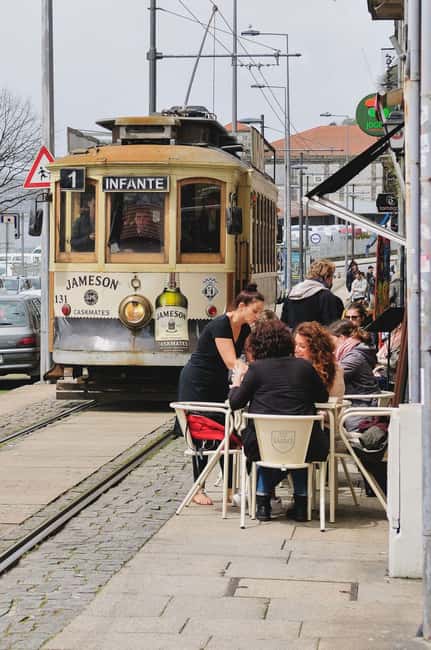 Porto City: Low-Cost Private Tour with Wine Tasting (Special Couples) - Visiting the Historic Livraria Lello & Clérigos Tower