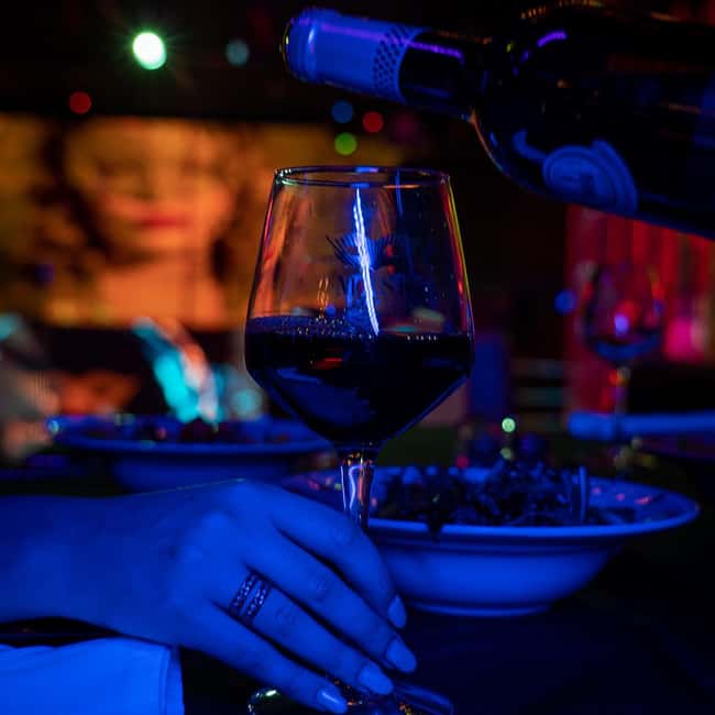 Porto: Dinner with Cabaret & Pole Shows - Who Will Enjoy This Experience Most?