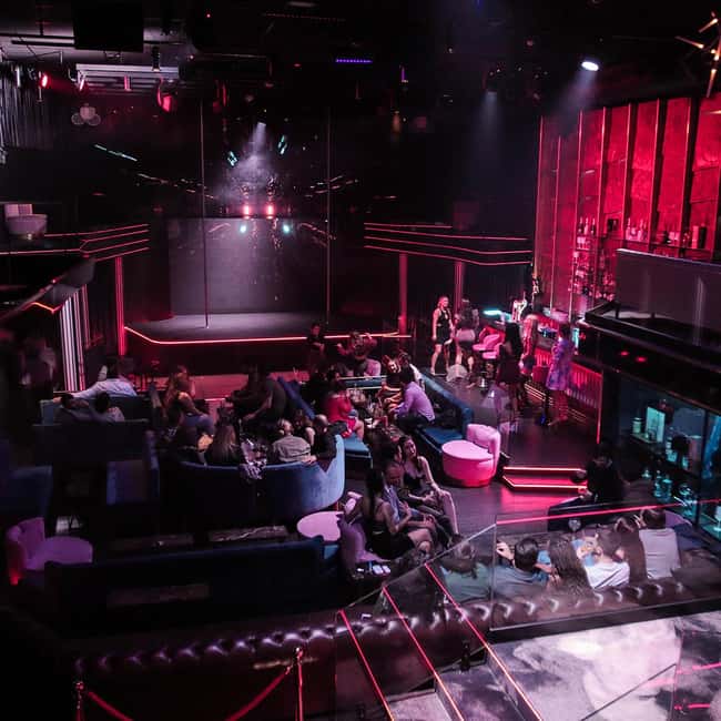 Porto: Dinner with Cabaret & Pole Shows - Accessibility and Practical Considerations