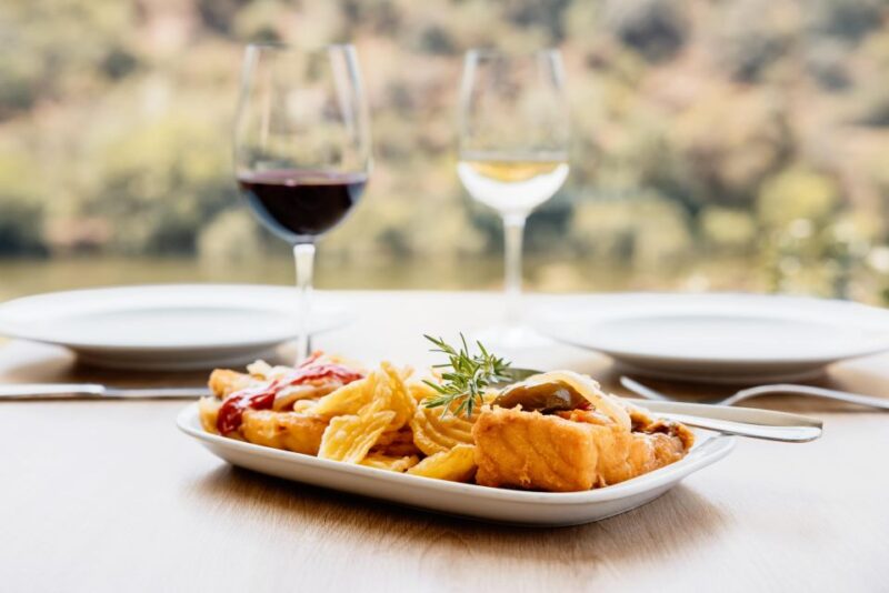 Porto: Douro Valley Full-Day Boat, Train, and Lunch Tour - Lunch in Pinhão: Regional Flavours and Friendly Service