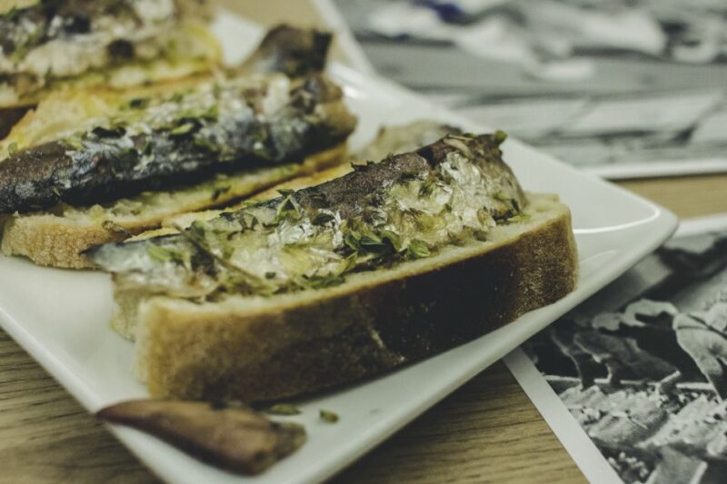 Porto: Evening Local Food Crawl with Drink Pairings - Key Points