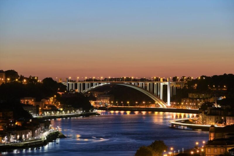 Porto Fado Night Show + Dinner - Starting Point in Porto: Rua das Carmelitas nº70