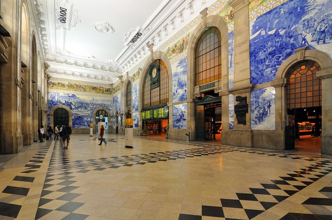 Porto Food Tour: 10 tastings at 5 restaurants & eateries - Exploring Santa Catarina Street and Café Culture