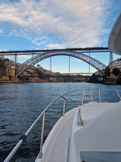 Porto: Guide Boat tour with tasting of 4 Port wines - Admiring Porto and Vila Nova de Gaia from the Douro River