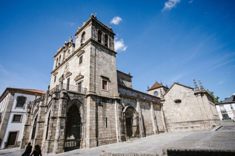 Porto: Guimarães & Braga Tour with Entry Tickets and Lunch - Guimarães Old Town: A Walk Through Medieval Streets