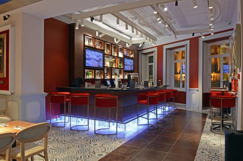 Porto: Hard Rock Cafe Skip-the-Line with Set Menu - Practical Details: Meeting Location and Group Options