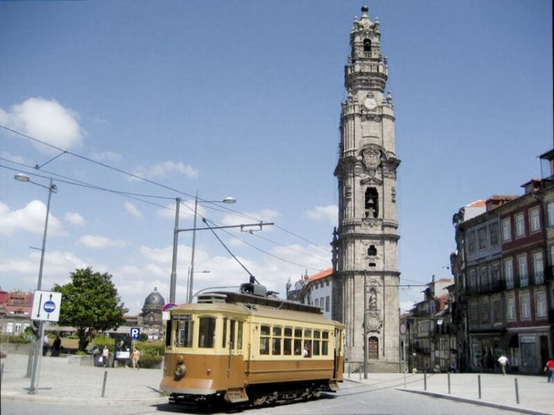 Porto: Historic e-Bike Tour with a guide - Passing Through Praça de Carlos Alberto and Cordoarias Garden