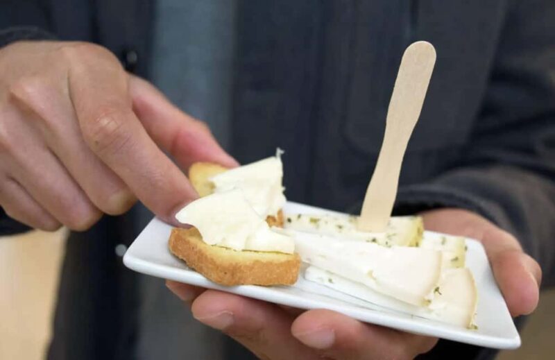 Porto: Mercado do Bolhão Guided Food Tour with Tastings - Tasting Green Wine: A Porto Specialty