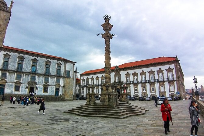 Porto private afternoon tour, discover the most iconic attractions - Port History at Praça da Batalha and Teatro São João