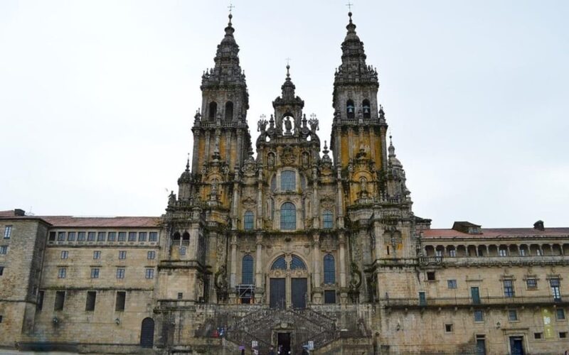 Porto: Private & Customizable Trip to Santiago de Compostela - Visiting the Monastery of San Martiño Pinario and Convents