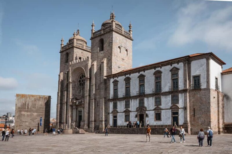 Porto: Private & Flexible Walking Tour in Historic Center - Visiting the Clérigos Tower and Lello Bookstore