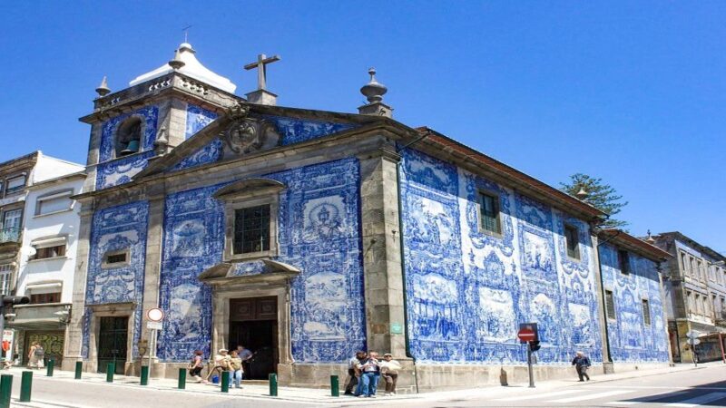 Porto private morning Tour, see the most iconic attractions - Visiting Porto’s Historic Landmarks: São Bento Station and Bolhão Market