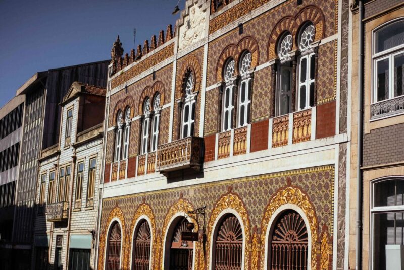 Porto: Private Tour with Locals  Highlights & Hidden Gems - Logistics, Group Size, and Accessibility