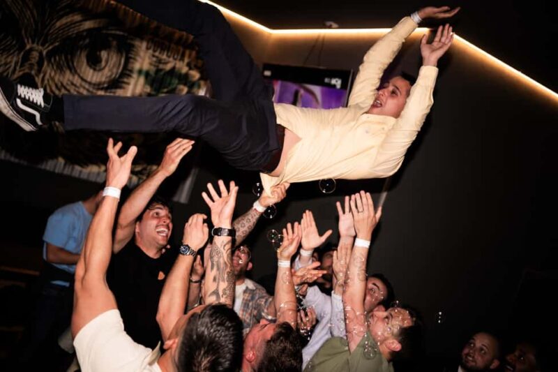 Porto Pub Crawl: 7 Drinks, 4 bars & Skip the line Club Entry - Exploring the Historic Largo de Alberto Pimentel