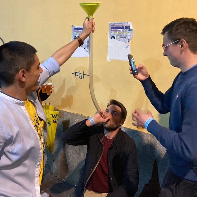 Porto Pub Crawl: 7 Drinks, 4 bars & Skip the line Club Entry - Continued Bar Hopping in Rua de Cândido dos Reis