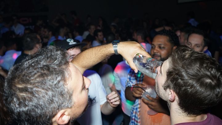 Porto: PubCrawl with 6 Drinks+VIP Club Entry - Crowd and Atmosphere