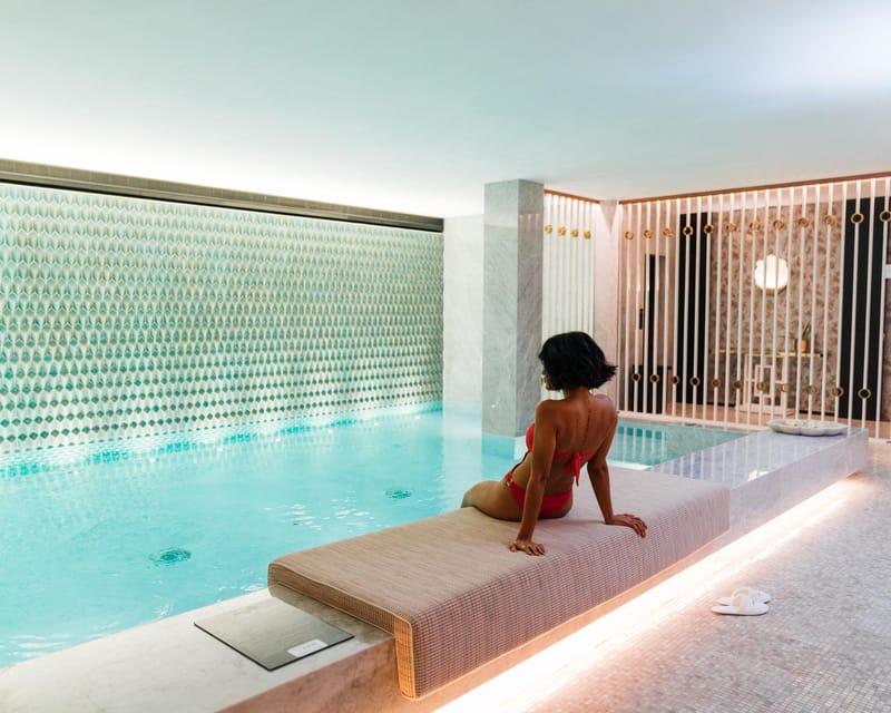 Porto: Relaxing by the pool, sauna and steam room - Key Points