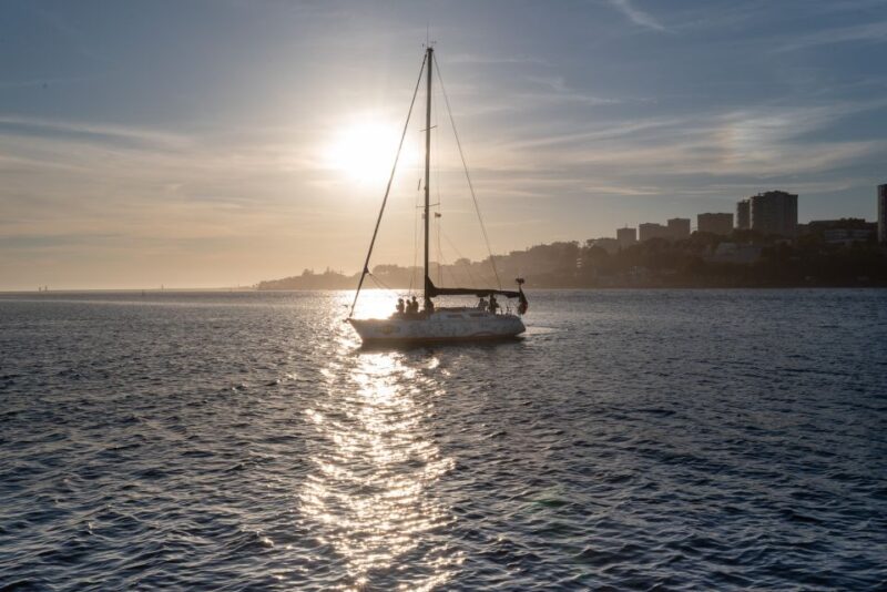 Porto: Romantic Sailboat Cruise - Included Items and Added Comforts