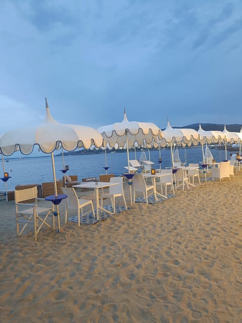 Porto Santo Stefano: La Caletta beach club - Cocktails under the umbrella - Relaxing Beach Setup with Umbrella and Sunbeds