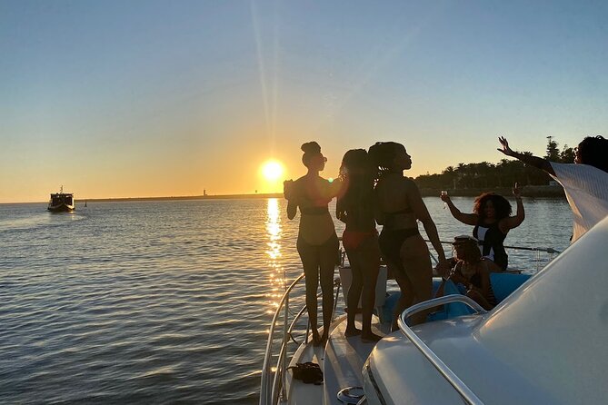 Porto: tour City views on the Douro River with welcome drink - Key Points