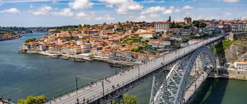 Porto: Visit the historic center (with Lello bookstore. Certified guide) - Strolling along Rua das Flores and the Livraria Lello