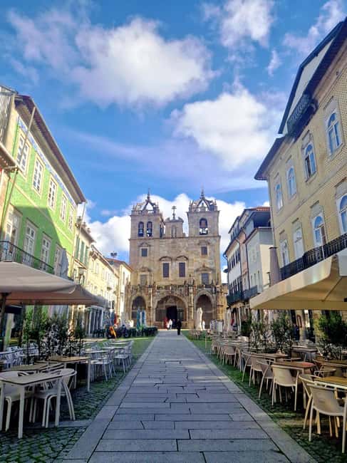 Porto:Braga & Guimarães Small-Group Full Day Tour with lunch - Authentic Portuguese Lunch in Guimarães