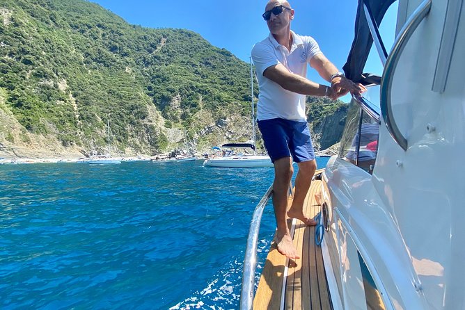 Portovenere private tour - Onboard Dining: Local Flavors and Refreshing Drinks