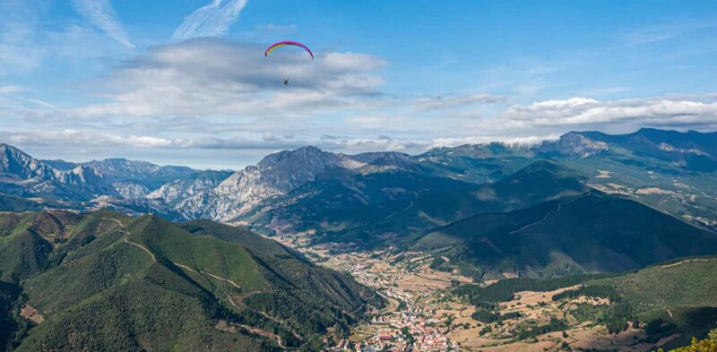 Potes: Paragliding in the Picos de Europa with professional pilots - The Scenic 4x4 Ride to Cruz de la Viorna