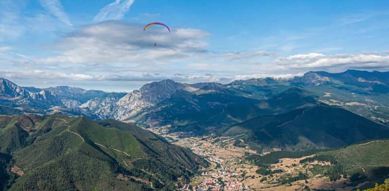 Potes: Paragliding in the Picos de Europa with professional pilots - The Expertise of Master Instructors Ensures Safety