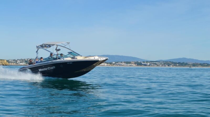Power and luxury on a Mastercraft x80 - Dining options: from local restaurants to onboard catering