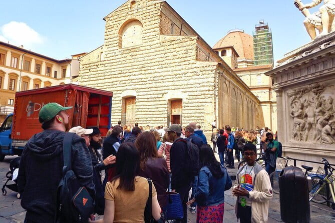 Power and Prestige: "The Medici Walking Tour of Florence" - Crossing the Ponte Vecchio: From Old Town to the Oltrarno District