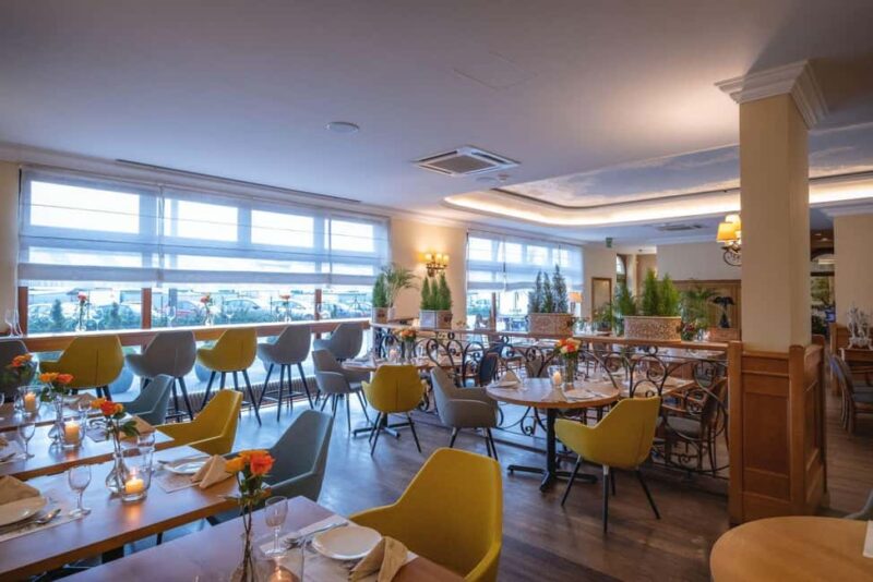 Pozna: Romantic Italian Dinner with Live Music and Wine - Live Music: The Perfect Romantic Soundtrack