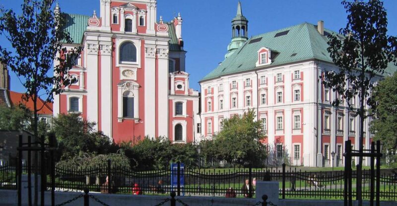 Poznan Old Town and Croissant Museum Private Walking Tour - Key Points