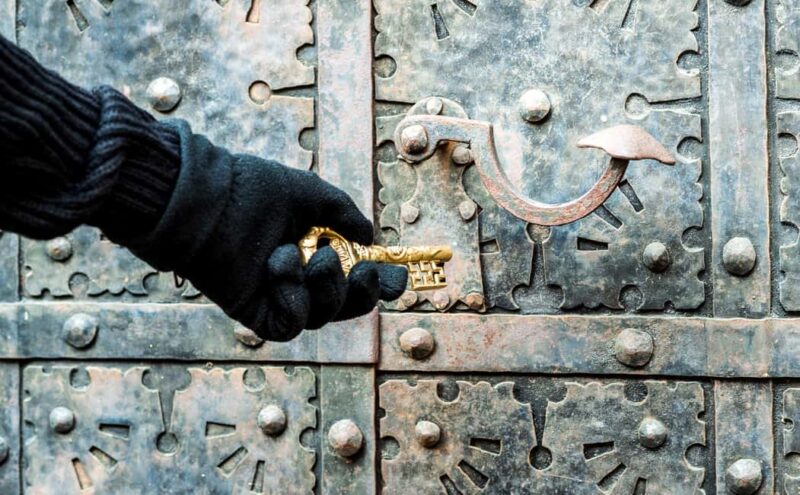 Poznan: Spy-Themed Walk & Game with Host - Explore Poznan’s Old Town in a Unique Spy-Themed Adventure