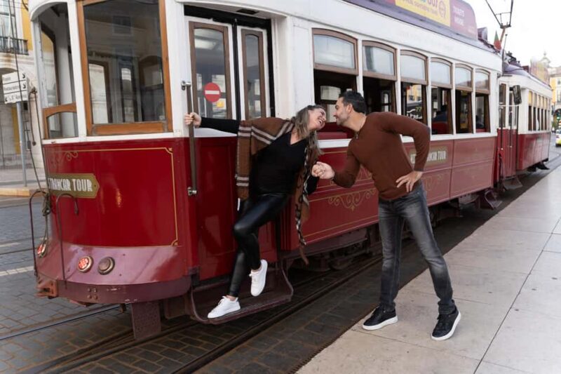 Praça do Comércio: Professional Photoshoot with a Local - Key Points
