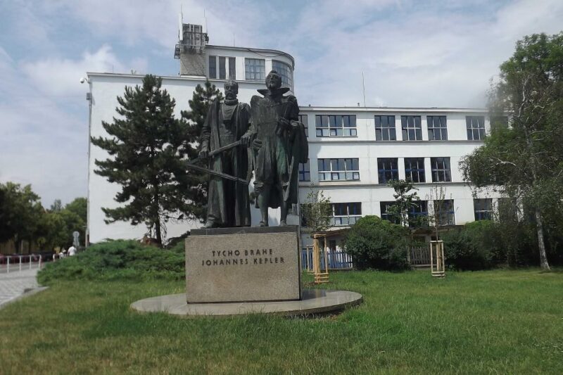 Prague: 1-Hour Castle Tour With Fast-GET Admission Ticket - Practical Details: Meeting Point, Language Options, and Booking Flexibility