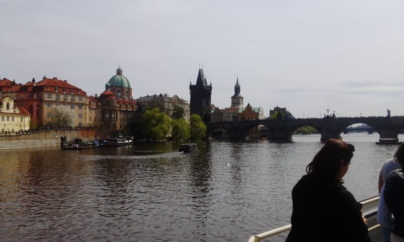 Prague: 2-Hour Lunch Cruise on the Vltava River - Sightseeing from the Water: Iconic Prague Landmarks