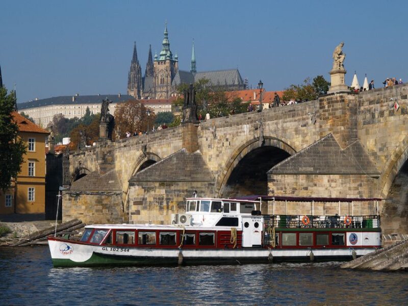 Prague: 2-Hour Lunch Cruise on the Vltava River - The Experience and Service Quality