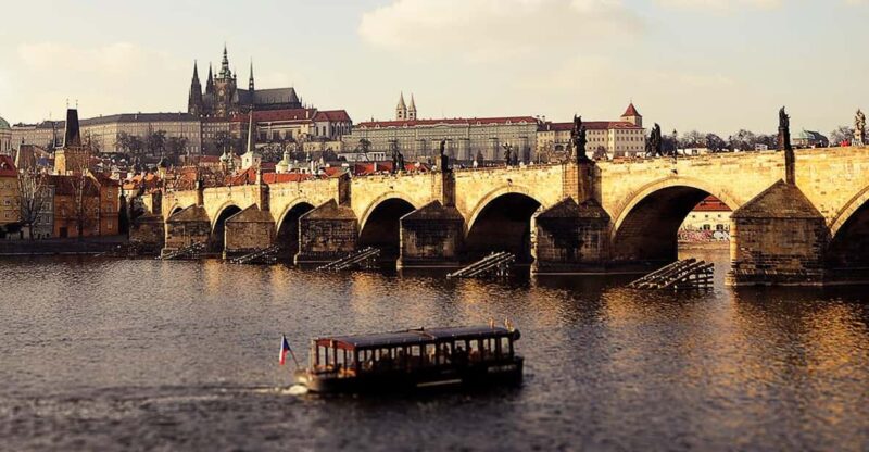 Prague: 2 hours city tour + 1 hour boat cruise - Key Points