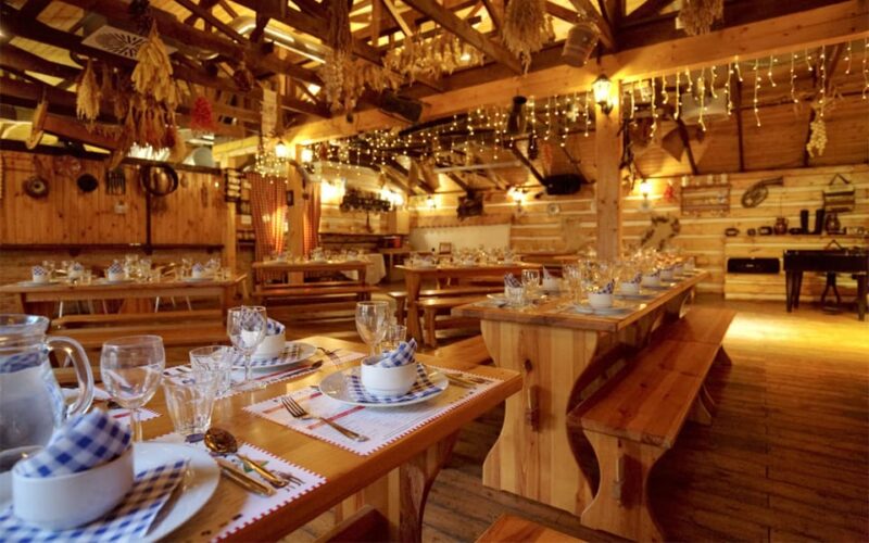 Prague: 3 Course dinner with Drinks, Folk Show & Transfers - Savoring a Traditional Czech 3-Course Meal