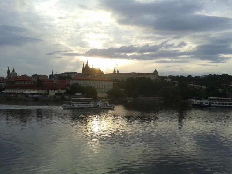 Prague: 3-hour Evening River Cruise with Dinner - Admiring Iconic Sights: Charles Bridge and Prague Castle