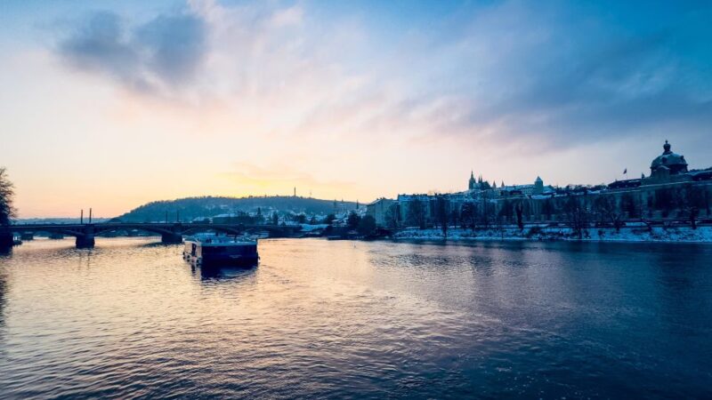 Prague: 50-Minute Sightseeing Evening Cruise - What Makes the Boat Comfortable and Modern