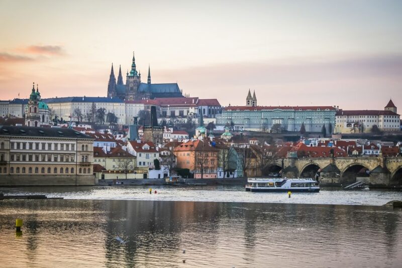 Prague: 50-Minute Sightseeing Evening Cruise - Drinks, Snacks, and Additional Comforts