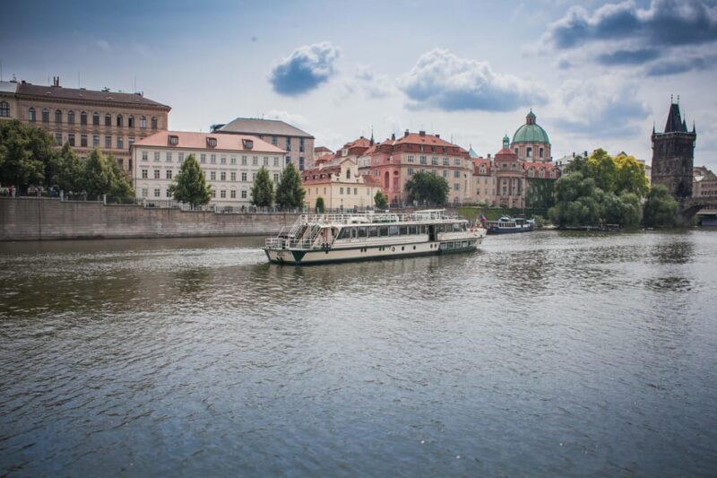 Prague: An unforgettable 2-hour cruise on the Vltava River. - The route and sightseeing highlights