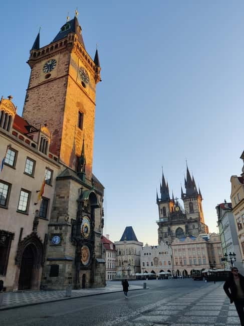 Prague: Before the Crowd Sunrise Tour & Breakfast - Visiting Prague Castle in Quiet Majesty