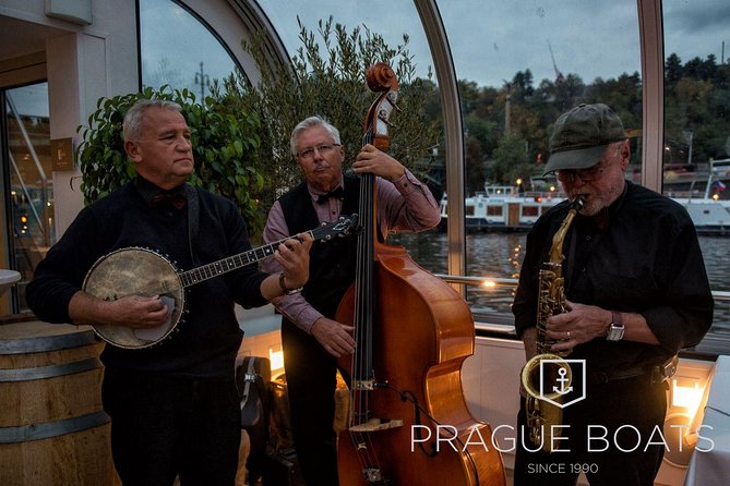 Prague Boats 3-hour Dinner Cruise - Food and Beverage: A Mix of Czech and International Dishes