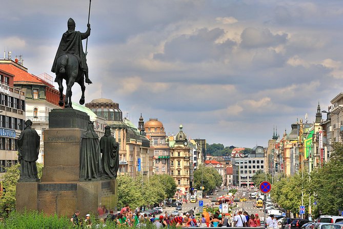 Prague: Bus Tour, Walking Tour, River Cruise and Lunch - Logistics and Group Size