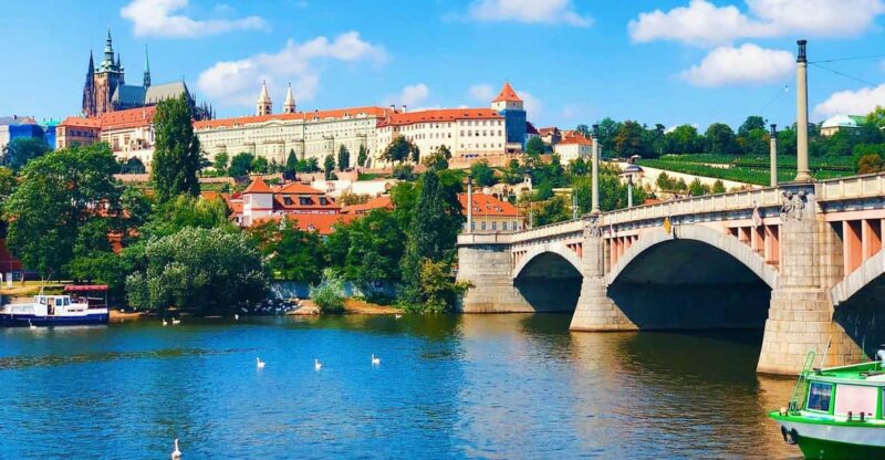 PRAGUE CASTLE: PRIVATE FAIRYTALE WALKING TOUR - Discover the Largest Castle Complex in the World
