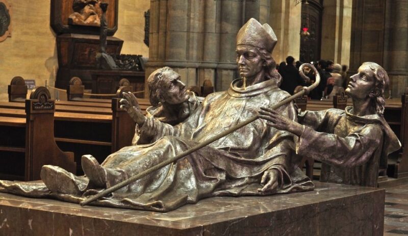 Prague Castle Walking Tour - Starting Point and Transport Logistics