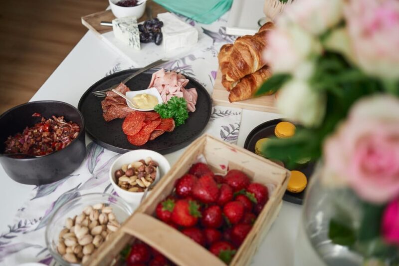 Prague: Farmers Market and Brunch Class with Celebrity Chef - Mariko’s Expertise and Teaching Style